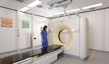 Eine Pflegerin bedient ein CT-Gerät.
